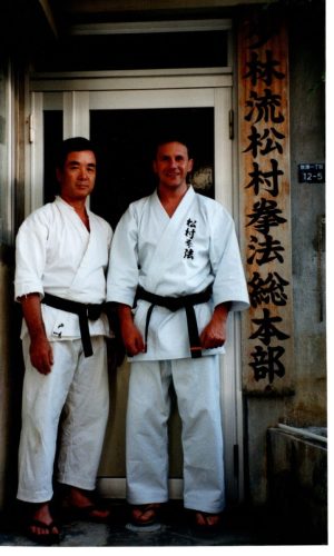 2001 Tomosada Kuda Sensei und Thomas Leonhard in Okinawa im November 2001
