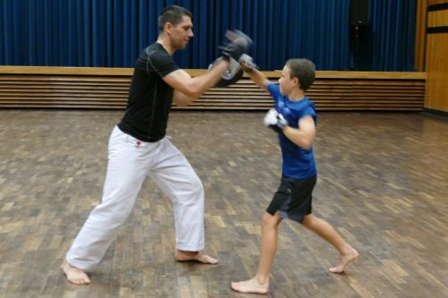 2019 Alexandros macht Yannick fit im Powerfit