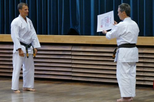 2022 Kuda Sensei überreicht die Shihan Urkunde an Thomas